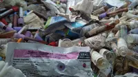 Salah satu limbah medis yang dijual kembali oleh pengusaha rongsok adalah botol infus. Mereka hanya membersihkannya dengan deterjen. (Liputan6.com/Panji Prayitno)