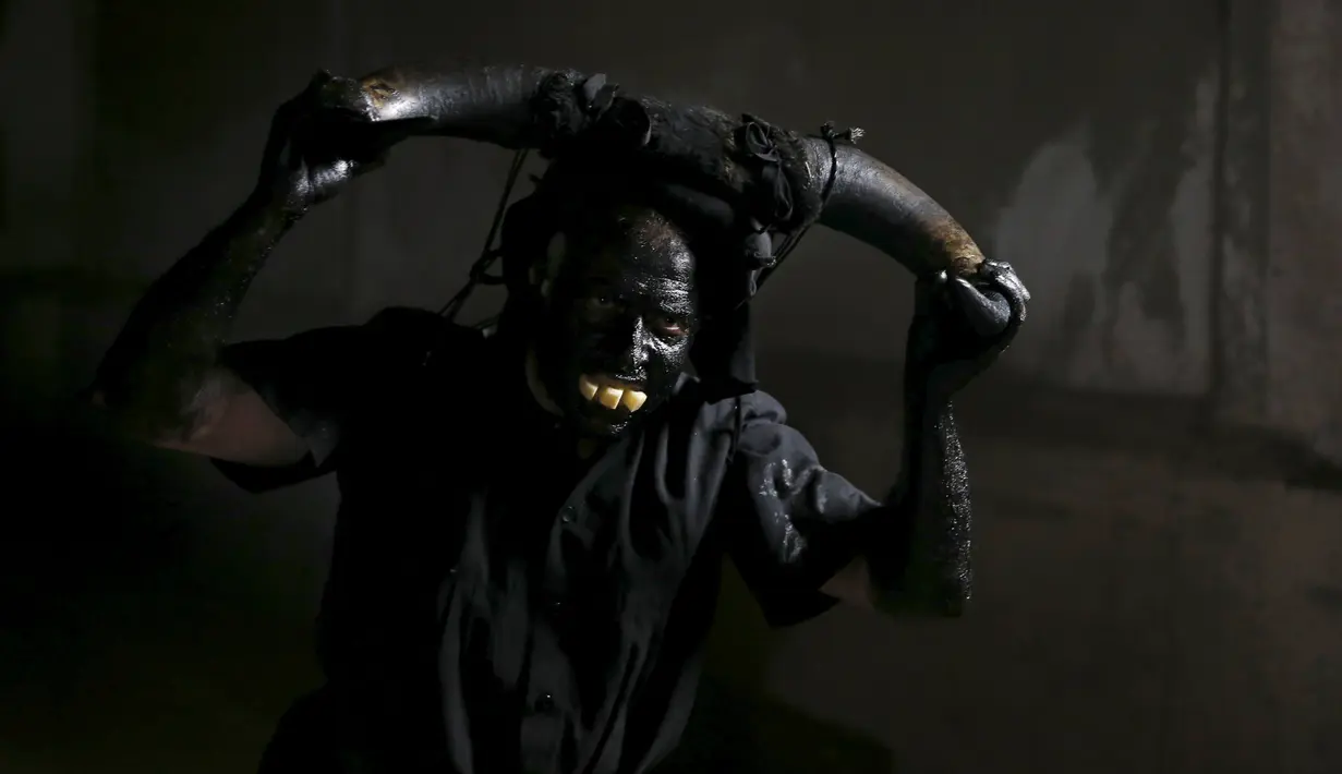Seorang pria berkostum "Diablos de Luzon" atau hantu Luzon selama mengikuti perayaan karnaval di desa Luzon, Spanyol, (6/2). Ia mewarnai dirirnya dengan minyak dan menghiasi kepalanya dengan sepasang tanduk. (REUTERS / Sergio Perez)