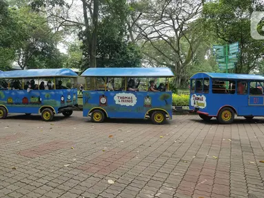 Pengunjung menaiki odong-odong saat mengunjungi Taman Margasatwa Ragunan, Jakarta, Senin (28/2/2022). Tempat wisata di Jakarta ramai dikunjungi warga saat libur Isra Miraj 2022. (Liputan6.com/Herman Zakharia)