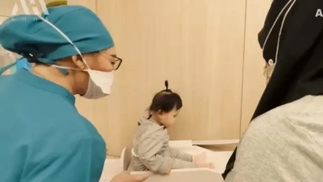 Baby Ameena dibawa ke rumah sakit (YouTube/AH)