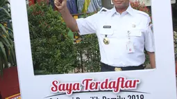 Gubernur DKI Jakarta Anies Baswedan berfoto saat melakukan pengecekan DPT Pemilu 2019 di Kelurahan Cilandak Barat, Rabu (17/10). Pengecekan sebagai langkah menyukseskan Gerakan Melindungi Hak Pemilih di Pemilu Serentak 2019. (Merdeka.com/Arie Basuki)