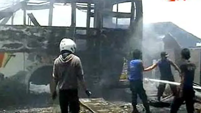 110226terk4bus-terbakar.jpg