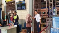 Penumpang sebelumnya diperiksa suhu tubuh oleh petugas di stasiun sebelum naik kereta api. Foto (Liputan6.com / Panji Prayitno)