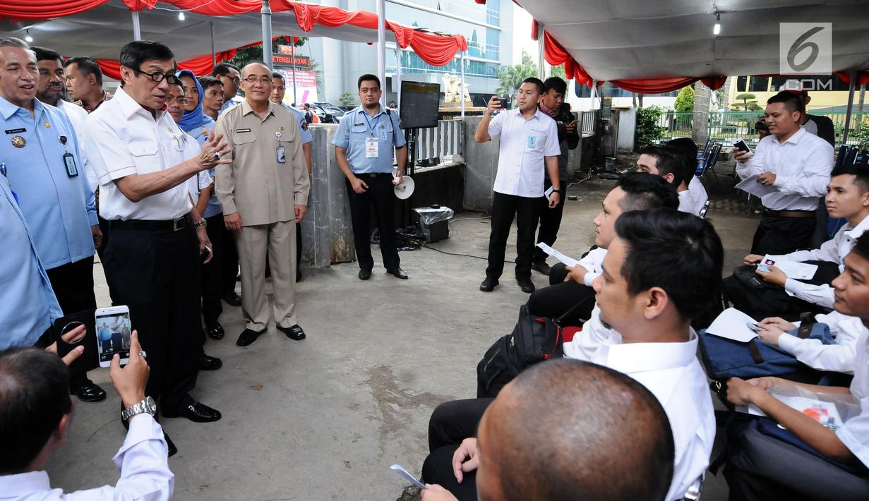 Menkumham Yasonna H Laoly memberi arahan pada peserta tes seleksi CPNS Kemenkumham di gedung BKN, Jakarta, Senin (11/9). Pada 2017, tercatat 1.116.138 pelamar CPNS mendaftar di lingkungan Kemenkumham. (Liputan6.com/Helmi Fithriansyah)