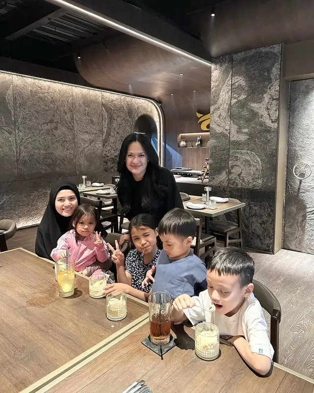 Bukti menantu dan mertua bisa akur tanpa drama, 7 potret kedekatan Donna Harun dan Herfiza Novianti