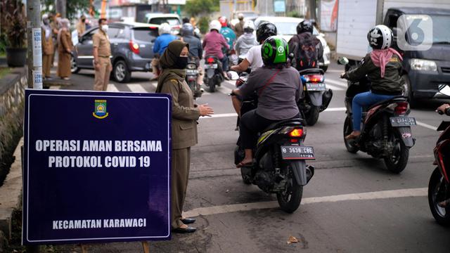 FOTO: Langgar PSBB Tangerang, Sejumlah Warga Dihukum Menyapu