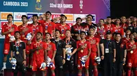 Sejumlah pemain dan ofisial Timnas Indonesia U-22 menyanyikan lagu kebangsaan Indonesia Raya setelah memenangkan laga final sepak bola SEA Games 2023 melawan Thailand di Olympic Stadium, Phnom Penh, Kamboja, Selasa (16/05/2023). (AFP/Mohd Rasfan)