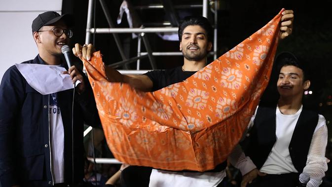 Meet and Greet, Gurmeet Choudhary Dapat Kado Batik dari 