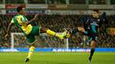Pemain Arsenal, Alexis Sanchez (kanan), berebut bola dengan pemain Norwich City, Andre Wisdom, dalam lanjutan Liga Inggris di Stadion Carrow Road, Minggu (29/11/2015) malam WIB.  (Action Images via Reuters/Andrew Boyers)