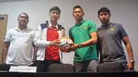 Sesi konferensi pers jelang uji coba Timnas U-19 melawan Filipina, pelatih Filipina Dan Padernal, kapte tim Mark Winhoffer, kapten Indonesia Andi Setyo Nugroho, dan pelatih Eduard Tjong. (Bola.com/Romi Syahputra)