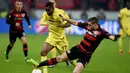 Bek Leverkusen, Kyriakos Papadopoulos, berebut bola dengan penyerang Villarreal, Cedric Bakambu, pada laga leg kedua babak 16 besar Liga Europa di Stadion BayArena, Jerman, Jumat (18/3/2016) dini hari WIB. (AFP/Patrik Stollarz)