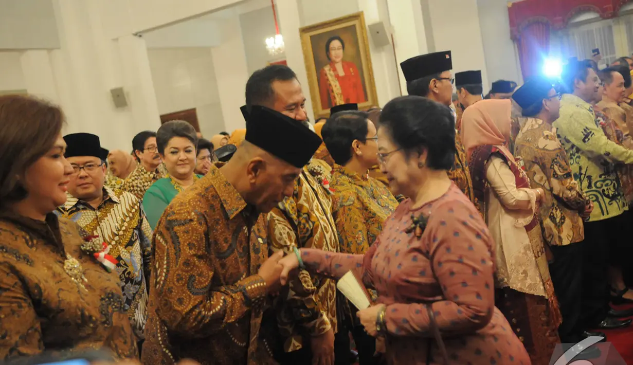 Mantan Presiden Megawati Soekarnoputri memberikan ucapan selamat kepada para Menteri Kabinet Kerja usai pelantikan di Istana Negara, Jakarta, Senin (27/10/2014). (Liputan6.com/Herman Zakharia)