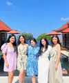 Para pemain sinetron Titi Kamal, Laura Theux, Asmirandah liburan bersama ke Bali. Titi Kamal mengenakan mini dress ungu lengan balon, Laura dengan mini dress hijau, dan Asmirandah midi dress lace putih. [@titi_kamall]