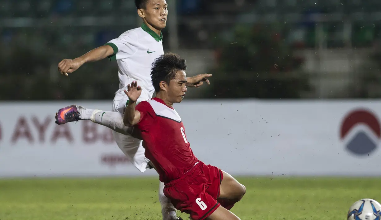 Gelandang Timnas Indonesia U-19, Feby Eka Putra, berusaha membobol gawang Filipina U-19 pada laga Piala AFF U-18 di Stadion Thuwanna, Myanmar, Kamis (7/9/2017). Indonesia menang 9-0 atas Filipina. (AFP/Ye Aung Thu)