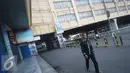 Petugas keamanan berpatroli di sekitar pertokoan yang tutup di Pasar Tanah Abang, Jakarta, Kamis (7/7). Pertokoan akan kembali buka pada 14 Juli 2016 mendatang. (Liputan6.com/Immanuel Antonius)
