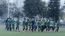 Pemain Timnas Indonesia U-23 menggotong tiang gawang usai latihan di Lapangan ABC Senayan, Jakarta, Rabu (25/4/2018). Latihan tersebut dalam rangka persiapan Anniversary Cup 2018. (Bola.com/M Iqbal Ichsan)