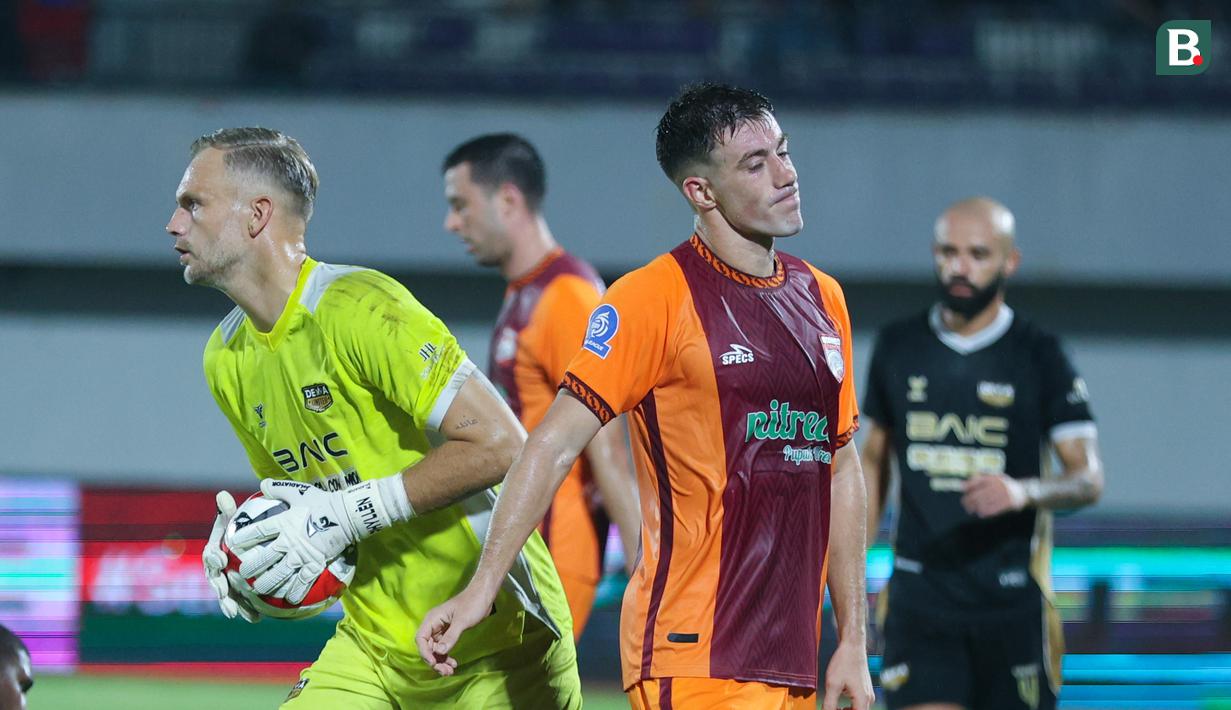 Pemain Borneo FC, Mariano Peralta, tampak kecewa setelah gagal mencetak gol ke gawang Dewa United dalam pekan ke-22 BRI Super League 2025/2026 di Stadion Indomilk Arena, Tangerang, pada Minggu (22/2/2026). (Bola.com/M Iqbal Ichsan)