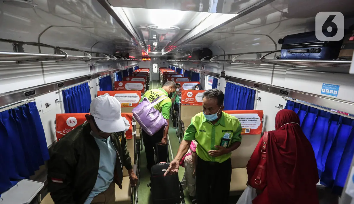 "Sejumlah kota tujuan yang menjadi pilihan favorit di antaranya Yogyakarta, Surabaya, Purwokerto, Kutoarjo, Semarang, Tegal, Solo, dan Bandung," imbuh dia. (Liputan6.com/Johan Tallo)