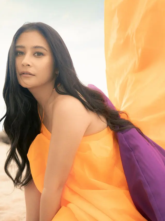 6 Pemotretan Prilly Latuconsina di Pinggir Pantai Ini Bak Artis Bollywood