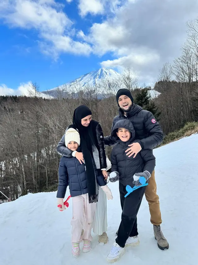 7 Potret Teuku Wisnu dan Shireen Sungkar Ajak Anak Liburan ke Jepang, Seru Banget