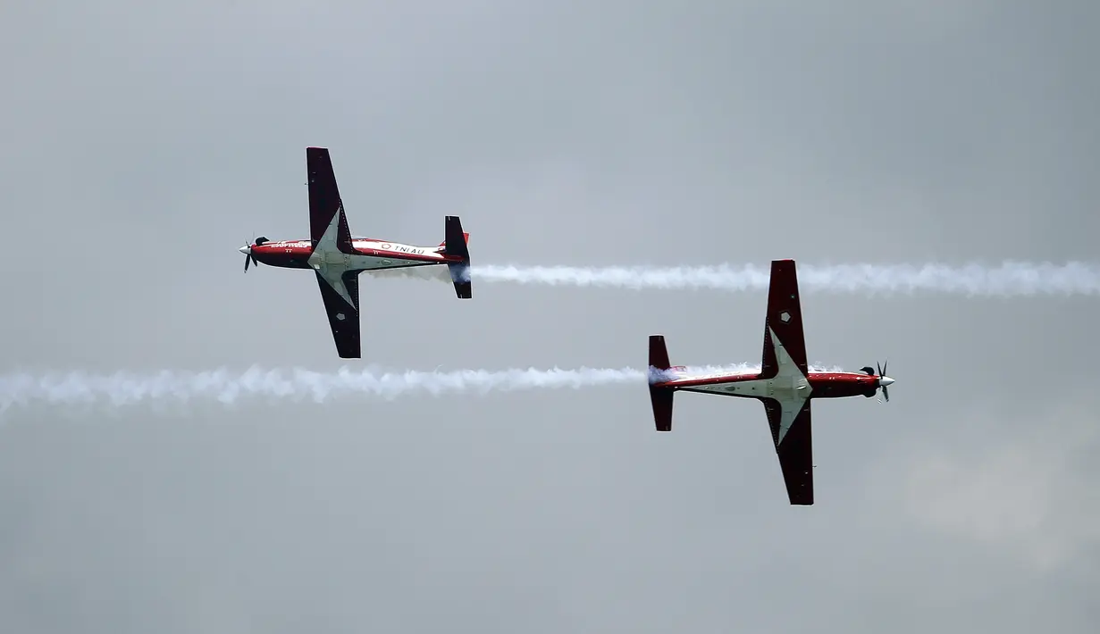 Jupiter Aerobatic Team TNI AU ikut serta dalam pertunjukan udara selama Singapore Airshow 2022 di Changi Exhibition Centre, Singapura, 15 Februari 2022. Singapore Airshow 2022 berlangsung pada 15 hingga 18 Februari. (AP Photo/Suhaimi Abdullah)