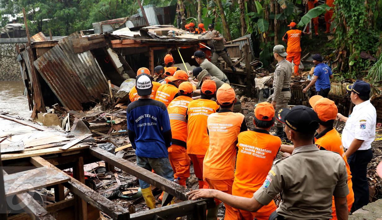 Petugas PPSU Kelurahan Petogogan bersama Satpol PP melakukan penertiban bangunan di bantaran Kali Krukut, Jakarta, Rabu (12/10). Kali Krukut yang terhalang bangunan adalah penyebab banjir parah di Kemang beberapa waktu lalu. (Liputan6.com/Gempur M Surya)