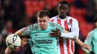Pemain Brighton and Hove Albion Evan Ferguson (kiri) bersaing memperebutkan bola dengan pemain Stoke City Axel Tuanzebe (kanan) pada pertandingan sepak bola putaran kelima Piala FA di Stadion bet365, Stoke on Trent, Inggris, 28 Februari 2023. Brighton and Hove Albion mengalahkan Stoke City dengan skor 1-0. (Oli SCARFF/AFP)