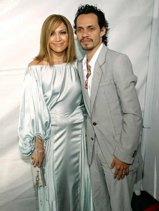 Meskipun telah berpisah, namun JLo dan Marc tetap menjalin hubungan baik, terbukti dengan keduanya yang saling berciuman di atas panggung pada November 2016 lalu. Keputusan mereka berpisah punya alasannya tersendiri. (AFP/Bintang.com)