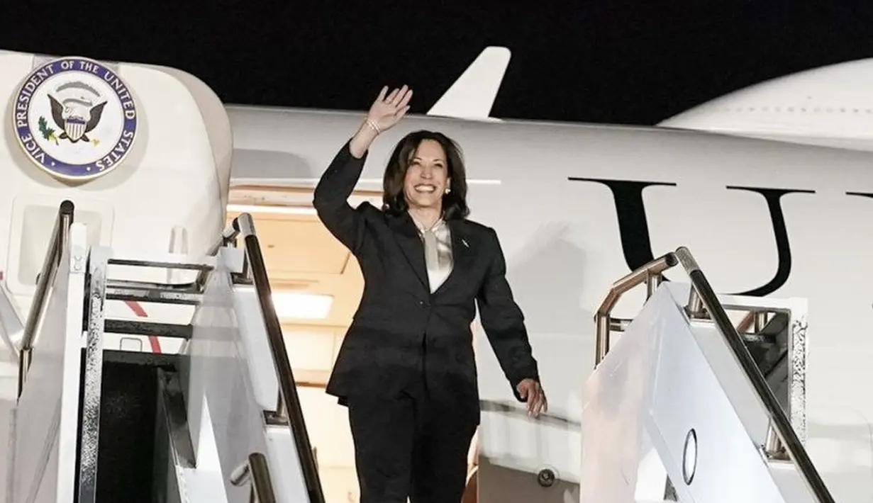 Tiba di Soekarno Hatta, Kamala tampil semi formal dengan setelan warna hitam dari blazer dan celananya, yang dipadukan dengan inner satin warna keemasan.  [@vp]