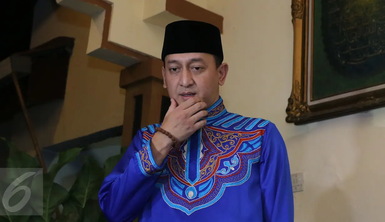 Ustaz Zacky Mirza seusai menggelar jumpa pers terkait kisruh rumah tangganya dengan sang istri, Shinta Tanjung, di kawasan Bekasi, Rabu (13/7). Saat ini, keputusan bercerai yang diambil Ustaz Zacky diakuinya sudah bulat. (Liputan6.com/Herman Zakharia)