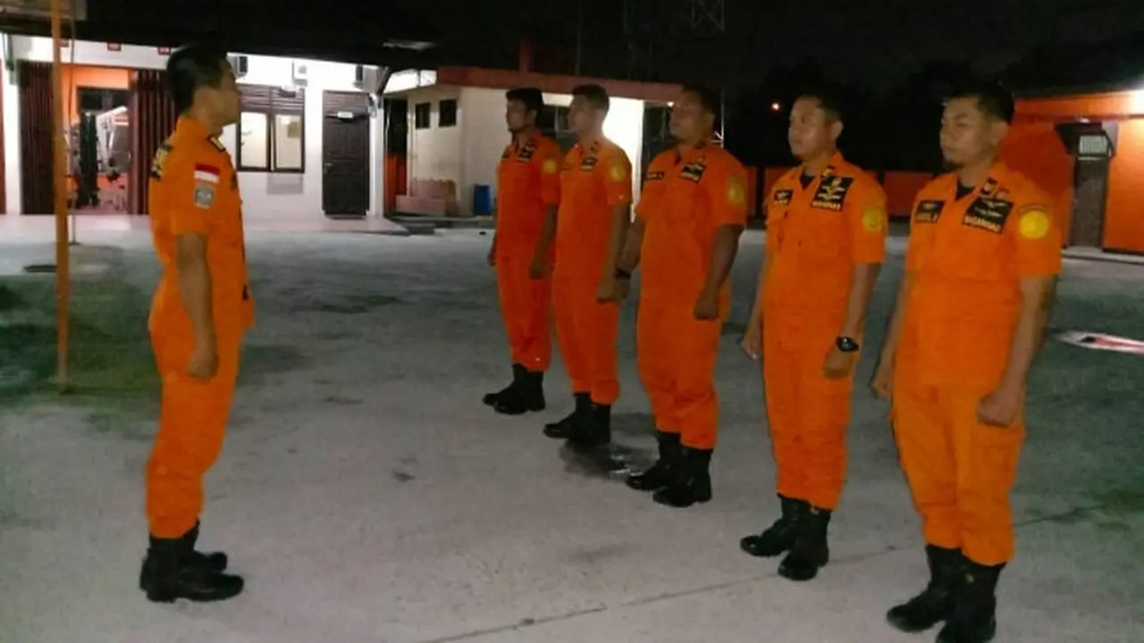 Tim rescue dari Basarnas Pekanbaru yang dikirim untuk membantu korban banjir Jakarta dan sekitarnya.