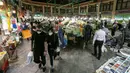 Suasana kesibukan pasar Tajrish selama bulan suci Ramadan di Taheran, Iran (25/4/2020). Di pasar ini pedagang dan pembeli beraktivitas mengenakan alat pelindung seperti masker dan sarung tangan akibat pandemi coronavirus COVID-19. (AFP/Atta Kenare)