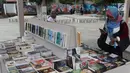 Pengunjung melihat-lihat buku pada pameran Jakarta International Literary Festival (JILF) 2019 di Taman Ismail Marzuki, Kamis (22/8/2019). JILF 2019 menampilkan beberapa naskah yang masuk kategori bacaan liar karya penulis dari kaum pergerakan nasional. (Liputan6.com/Helmi Fithriansyah)