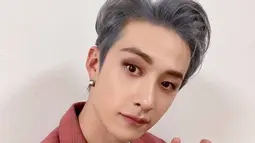 Tak hanya mirror selfie saja, namun gaya selfie Bang Chan ini juga mencuri perhatian. Pasalnya, dirinya terlihat menggemaskan sekaligus menawan. (Liputan6.com/IG/@realstraykids)