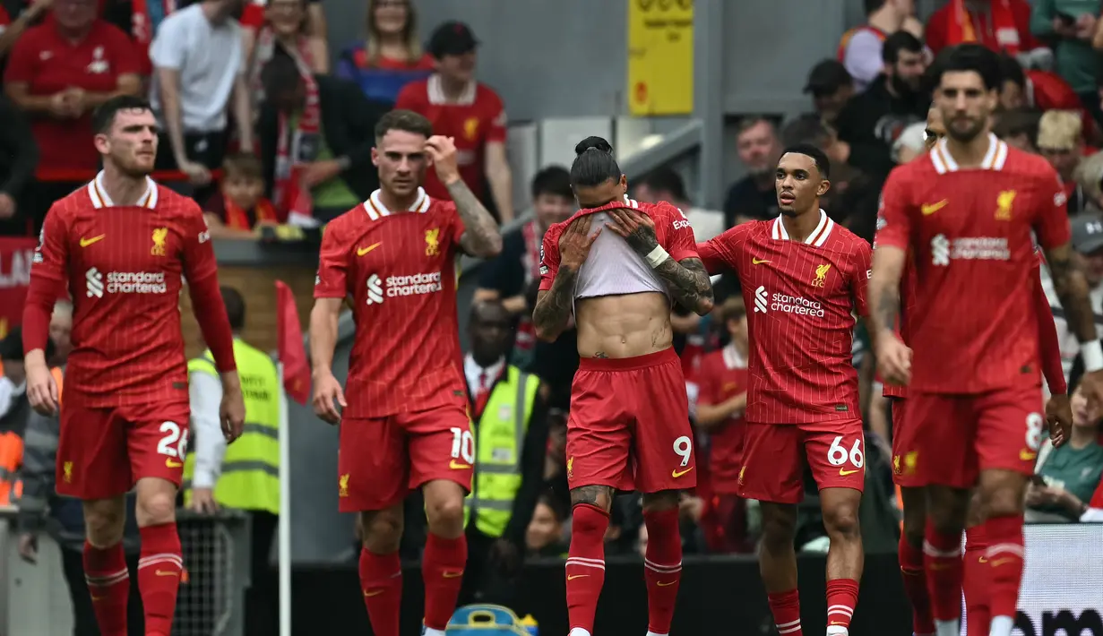 Darwin Nunez (tengah) tampat emosional hingga menangis usai mencetak gol kemenangan telak 3-0 Liverpool saat menjamu Bournemouth pada pekan kelima Liga Inggris, Sabtu (21/9/2024). Gol ini merupakan  gol pertamanya di Liga Inggris di bawah arahan Arne Slot. ( AFP/Paul Ellis)
