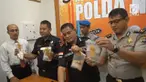Wistawan asal Prancis diamankan tim gabungan Bea Cukai dan Polda Nusa Tenggara Barat, karena kedapatan membawa narkotika melalui Bandara Internasional Zainuddin Abdul Majid.