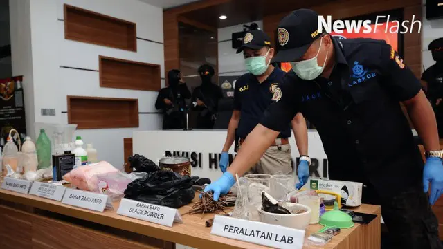 NEWS FLASH: Geledah Rumah Teroris di Purwakarta, Polisi Temukan Foto Wanita 