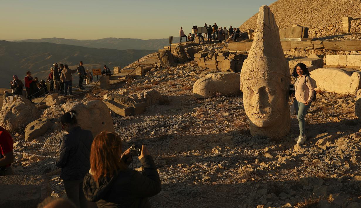 Foto Mencari Kepala Yang Tergeletak Di Puncak Gunung Nemrut Lifestyle Liputan6 Com