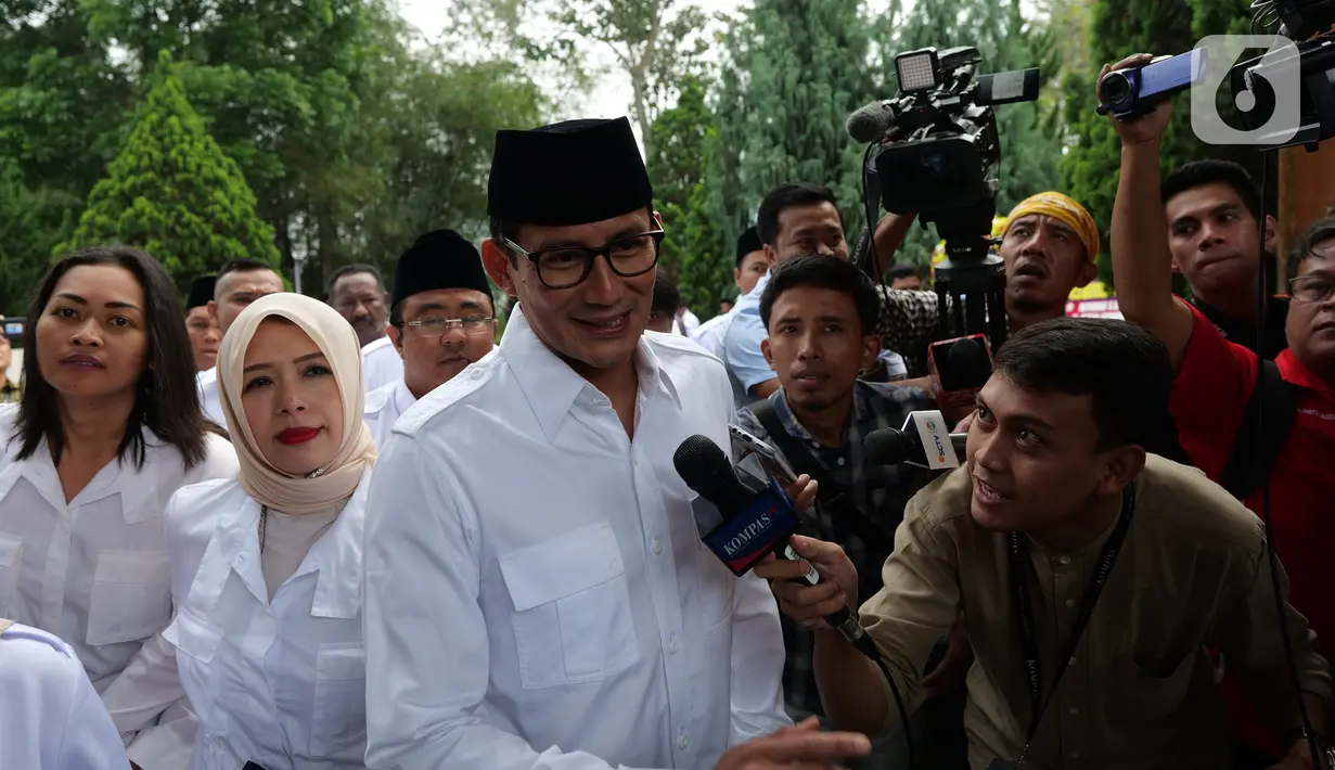 Kader Partai Gerindra, Sandiaga Uno didampingi istri Nur Asia tiba menghadiri Rapimnas dan Apel Kader Partai Gerindra di Hambalang, Kabupaten Bogor, Jawa Barat, Rabu (16/10/2019).  (Liputan6.com/Herman Zakharia)