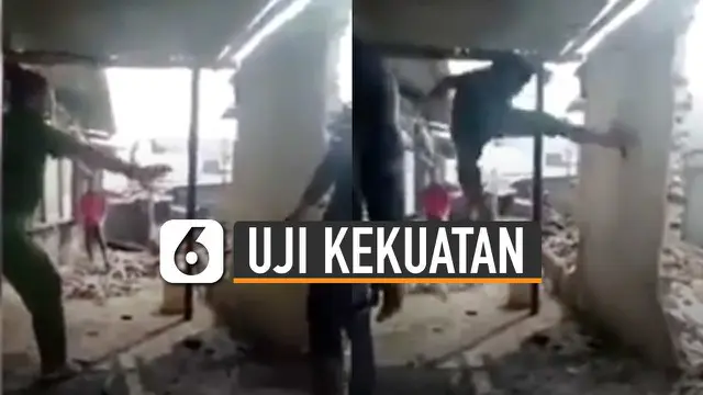 Perekam sampai tertawa atas ulah rekannya itu.