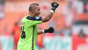 Persaingan Ketat Kiper Persija: Andritany Ardhiyasa Bertahan dan Nadeo Argawinata Dirumorkan Datang, Posisi Cyrus Margono Terancam?