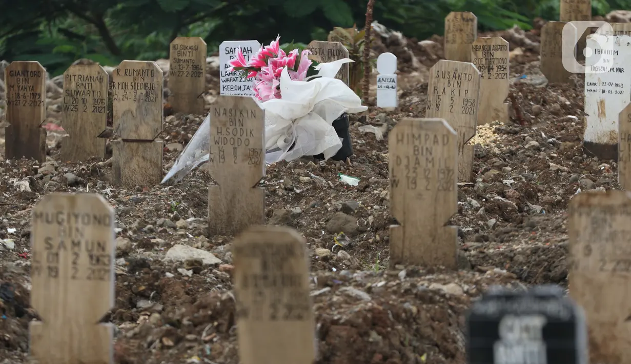 Kondisi makam jenazah dengan protokol Covid-19 di TPU Srengseng Sawah Dua, Jakarta, Kamis (18/3/2021). Dinkes DKI Jakarta mencatat penambahan kasus kematian akibat Covid-19 pada Maret 2021 berada diatas 40 atau meningkat dari 1,6 menjadi 1,7 persen. (Liputan6.com/Helmi Fithriansyah)