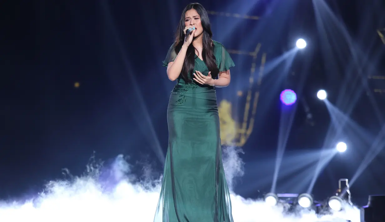 Terlihat anggun Raisa bernyanyi menggunakan gaun panjang dengan rambut terurai. Raisa membawakan lagu 'Nyawa dan Harapan' pada penampilan perdananya, Kamis (16/5/2019). (Kapanlagi.com/Agus Apriyanto)