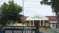Jenazah seorang Pasien Dalam Pengawasan (PDP) positif Covid-19 yang meninggal dunia di Rumah Sakit Toto Kabila, Bone Bolango, Gorontalo dijemput paksa pihak keluarga. (Liputan6.com/ Arfandi Ibrahim)
