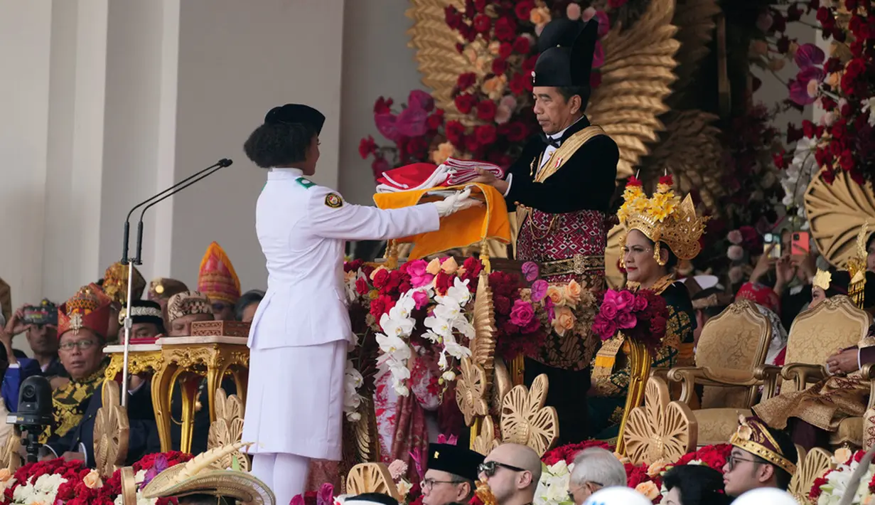 Jokowi memimpin upacara Peringatan Detik-detik Proklamasi Kemerdekaan Republik Indonesia di Istana Merdeka. Jokowi bertindak sebagai inspektur upacara. (AP Photo/Achmad Ibrahim)