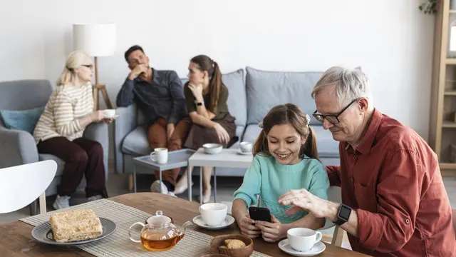 1. Jawab dengan Senyuman dan Humor