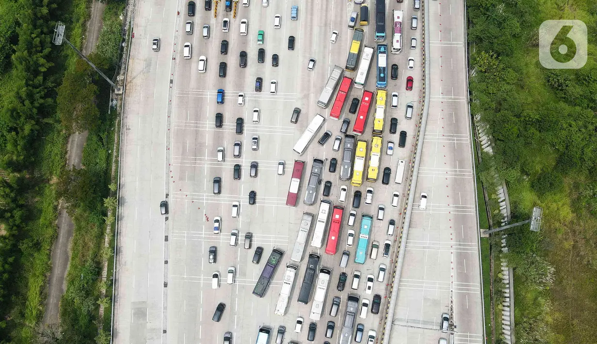Pada H-2 Lebaran Idul Fitri pukul 13.05 di gerbang tol Cikampek Utama terlihat ramai lancar.  (Liputan6.com/Herman Zakharia)