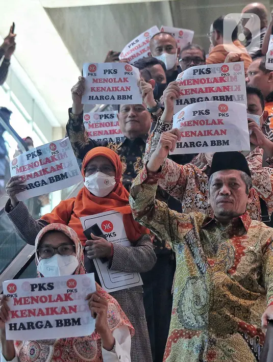 Anggota Fraksi PKS memegang poster bertuliskan “Tolak Kenaikan Harga BBM” seusai walkout dari Rapat Paripurna ke-4 masa persidangan I tahun 2022-2023 di Kompleks Parlemen, Senayan, Jakarta, Selasa (6/9/2022). Seluruh pimpinan dan anggota Fraksi PKS tampak ramai-ramai meninggalkan kursinya. (Liputan6.com/Angga Yuniar)