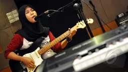 Wiwik Handayani mengaku diberi tahu teman tentang kontes musik yang diadakan oleh Vidio.com. Ia pun tertarik untuk mencoba, Jakarta, Kamis (29/1/2015). (Liputan6.com/Panji Diksana)