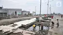Anak-anak saat bermain di bekas lokasi warung makan pasca direlokasi di Pelabuhan Kali Adem, Muara Angke, Jakarta Utara, Senin (13/6/2022). Pengelola Pelabuhan Kali Adem merelokasi sebanyak 56 pedagang yang sebelumnya menempati dermaga ke lokasi baru. (merdeka.com/Iqbal S Nugroho)